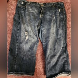 Zana Di distressed capri. Size 28